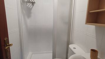 Een haardroger, handdoeken, zeep, toiletpapier