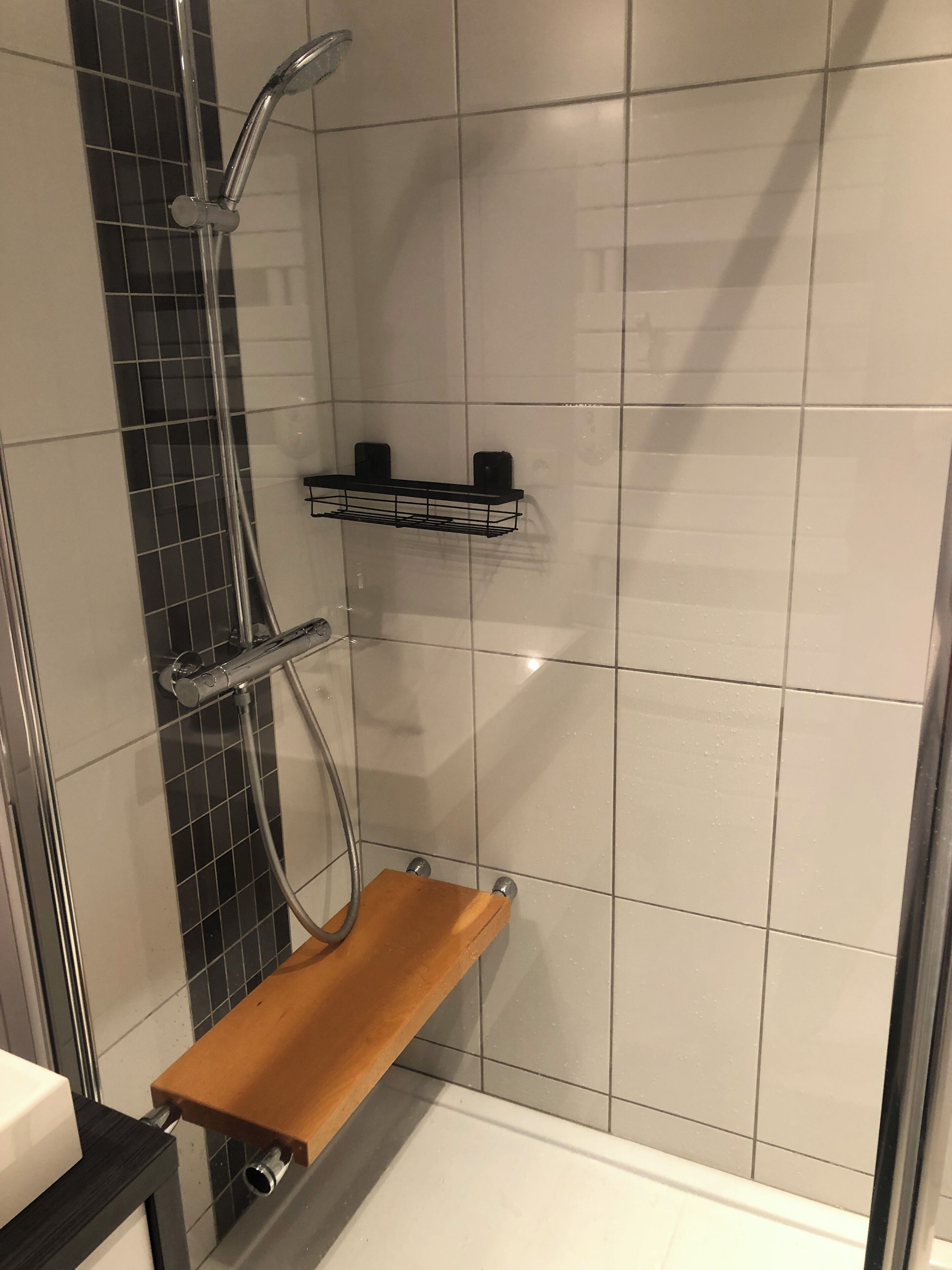 Douche, sèche-cheveux, serviettes fournies, savon
