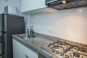 Refrigerador, microondas, horno, placa de cocina