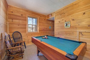 Games room - *Cozy 1BD+Loft Cabin near TOWN! Hot Tub + GAMES* (Gatlinburg)