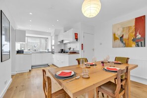 Dining - Artist Haven with Parking  | By My Getaways (Brighton)