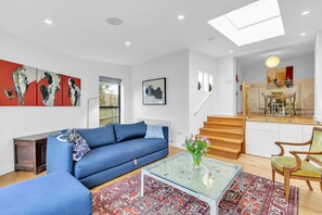 Smart TV - Artist Haven with Parking  | By My Getaways (Brighton)