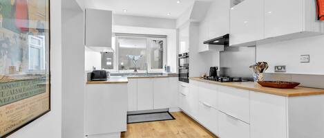 Réfrigérateur, micro-ondes, four, lave-vaisselle