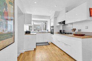 Fridge, microwave, oven, dishwasher - Artist Haven with Parking  | By My Getaways (Brighton)