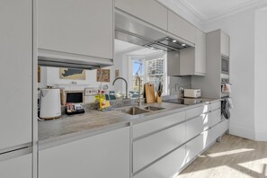 Køleskab, mikrobølgeovn, ovn, kogeplade