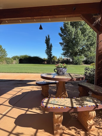 Outdoor dining. Just 20 mins from Bisbee! 2 room apartment on country hobby farm