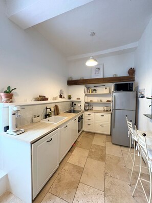 Private kitchen - House in the heart of the village Air-conditioned 70M2 (Cagnes-sur-Mer)