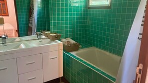 Serviettes fournies, papier toilette