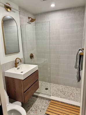 Douche, baignoire Ă jets, sĂšche-cheveux, serviettes fournies