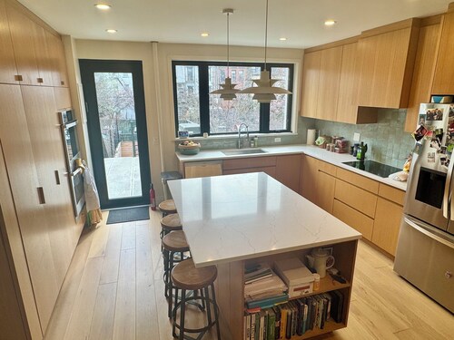 Spacious 5-bedroom home in Park Slope with deck, basketball court, AC, WiFi