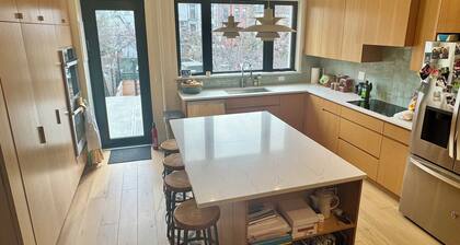Spacious 5-bedroom home in Park Slope with deck, basketball court, AC, WiFi