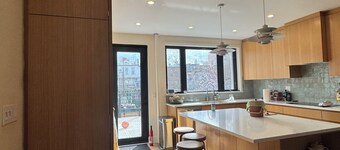 Spacious 5-bedroom home in Park Slope with deck, basketball court, AC, WiFi