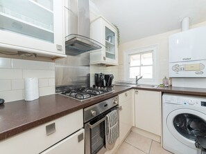 Kühlschrank, Mikrowelle, Ofen, Geschirrspüler