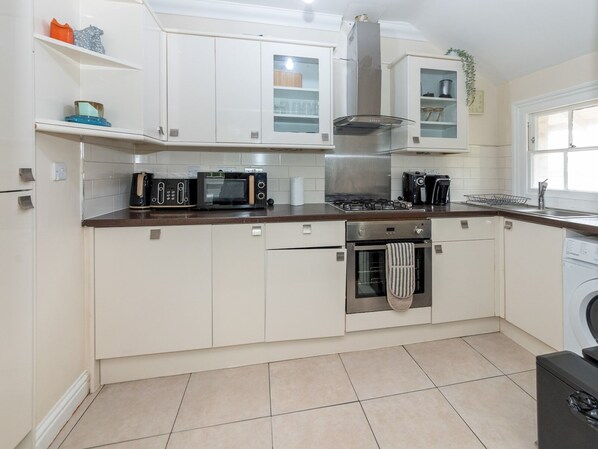 Kühlschrank, Mikrowelle, Ofen, Geschirrspüler