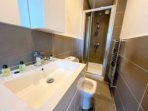 Shower, hair dryer, towels - Cosy Studio with Convenient Access to Town Center - Pass the Keys (Reading)