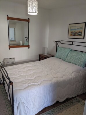 3 bedrooms, desk, iron/ironing board, WiFi - Charming Converted Rural Farmhouse Steps Away From Beautiful Nazaré Beach (Quinta Nova, Famalicao, Portugal)