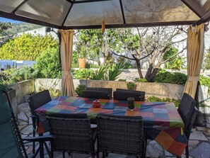 Outdoor dining - Charming Converted Rural Farmhouse Steps Away From Beautiful Nazaré Beach (Quinta Nova, Famalicao, Portugal)