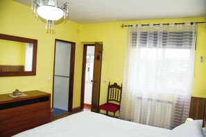 3 bedrooms, desk, iron/ironing board, WiFi