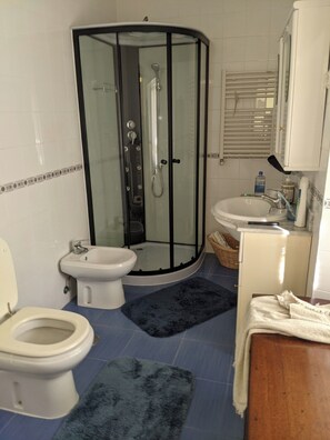 تجهيزات دش، مجففات شعر، مراحيض شطف، مناشف