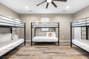 10 Schlafzimmer, Bügeleisen/Bügelbrett, Reisekinderbett