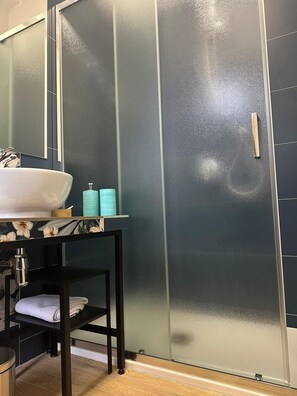 Deluxe Triple Room, Balcony | Bathroom | Shower, hair dryer, towels, soap - Binario 73 (Naples)