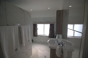 Classic Double Room | Bathroom | Shower, free toiletries, towels, soap