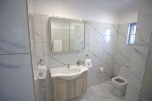 Classic Double Room | Bathroom | Shower, free toiletries, towels, soap - Little Bush Guesthouse (Omaruru)
