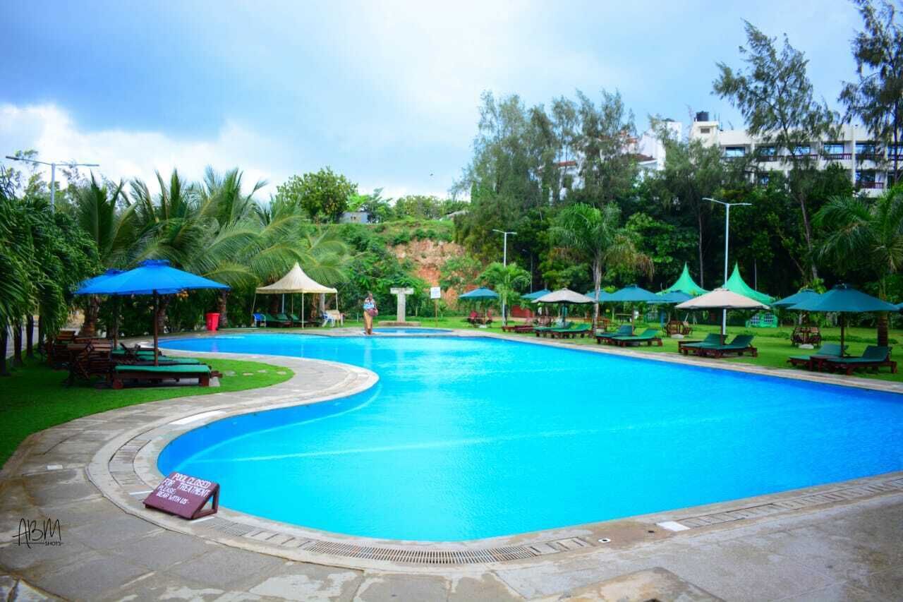 2 outdoor pools