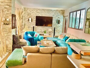 Fernseher, DVD-Player, Bücher, Stereoanlage