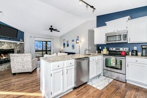 ซิกเนเจอร์เคบิน, 2 ห้องนอน, ลานระเบียง, วิวภูเขา | ครัวส่วนตัว | ตู้เย็น, ไมโครเวฟ, เตาอบ, เตาประกอบอาหาร