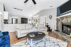 Signature Cabin, 2 Bedrooms, Patio, Mountain View | Living room - Dee's Cozy Cottage (Waynesville)