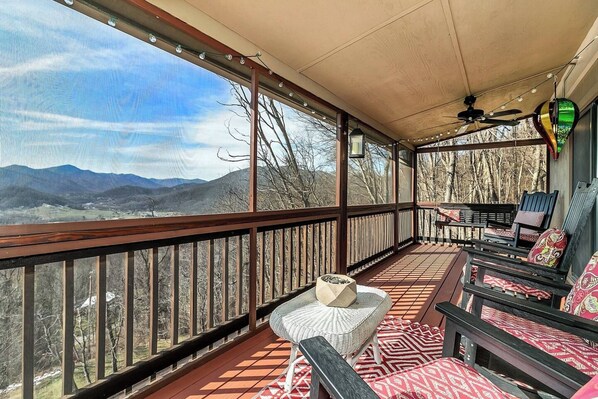 ซิกเนเจอร์เคบิน, 2 ห้องนอน, ลานระเบียง, วิวภูเขา | ลานระเบียง/นอกชาน