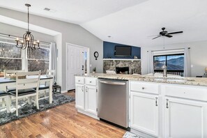 ซิกเนเจอร์เคบิน, 2 ห้องนอน, ลานระเบียง, วิวภูเขา | ครัวส่วนตัว | ตู้เย็น, ไมโครเวฟ, เตาอบ, เตาประกอบอาหาร