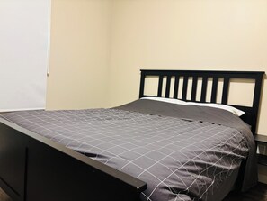 1 habitación, escritorio, tabla de planchar con plancha y wifi gratis 
