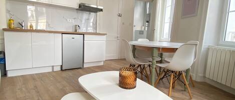 Classic Apartment | Living area | 82-cm flat-screen TV with digital channels