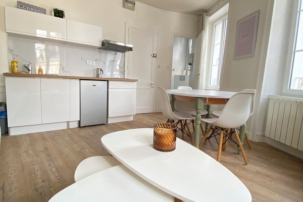 Apartamento clássico | Área de estar | TV de tela plana 82 cm com canais digitais