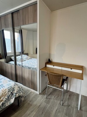 Suite estudio clásica, vista a la ciudad | Área de sala de estar | Televisión de pantalla plana de 82 cm con canales digitales 