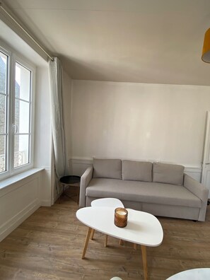 Apartament clàssic | Sala d'estar | Televisor de pantalla plana de 82 cm amb canals digitals