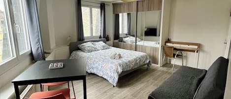 Suite Studio Classique, vue ville | Rideaux occultants, fer et planche à repasser, lits bébé (gratuits)