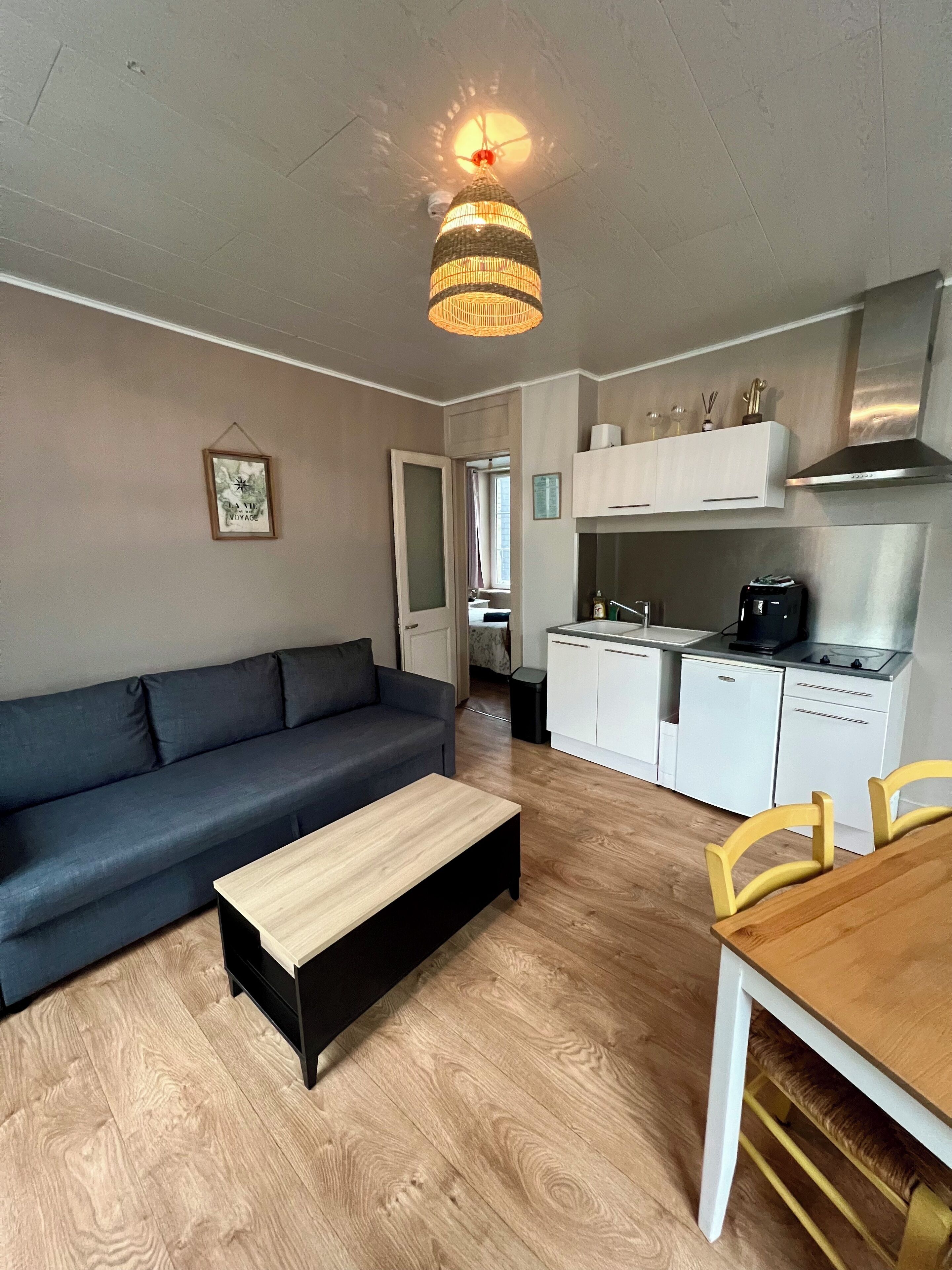 Apartemen Comfort | Area keluarga | Televisi layar datar 82-cm dengan saluran TV digital
