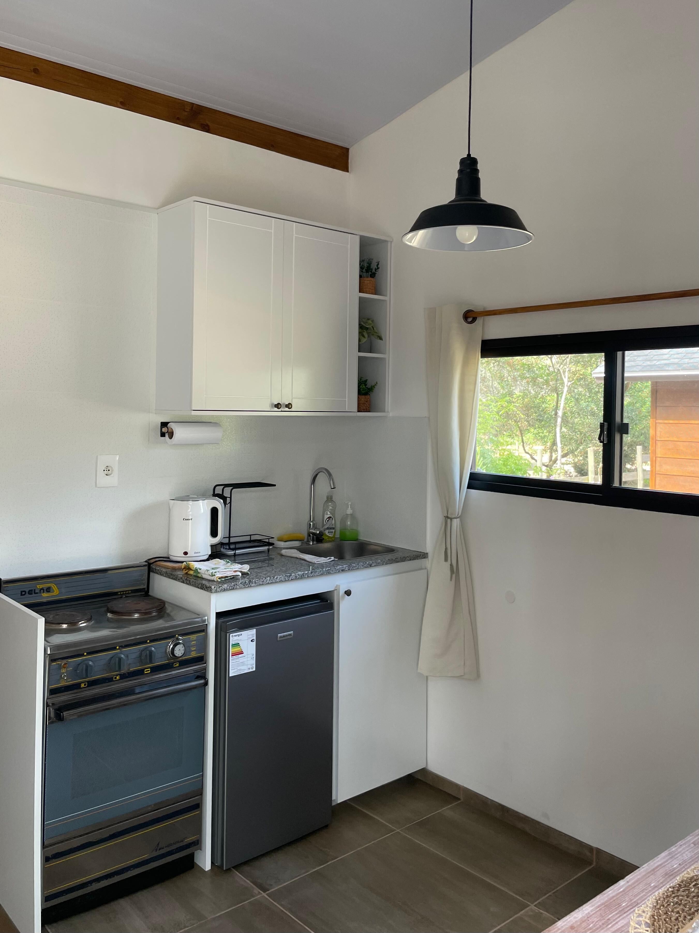 Horno, utensilios de cocina y toallas de papel 