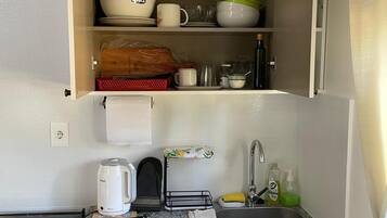 Horno, utensilios de cocina y toallas de papel