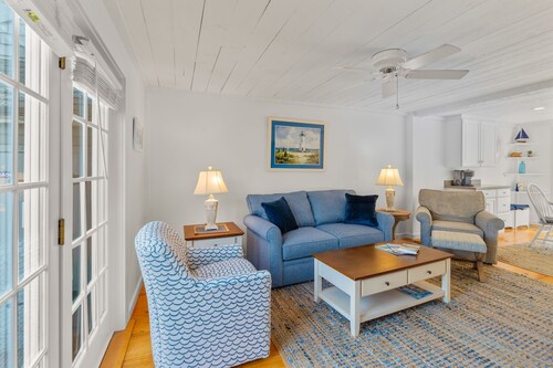 Maushop Village, 2-bedroom, 1.5 baths, Sleeps 4, A/C, patios & private beach