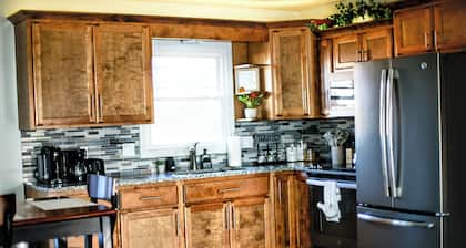 New, Relaxing, 3 mins to Missouri Valley College!
