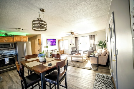 Interior. New, Relaxing, 3 mins to Missouri Valley College!