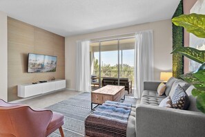 Smart TV - 3BR Lakeview Condo with Garage & Clubhouse Access (Kissimmee)