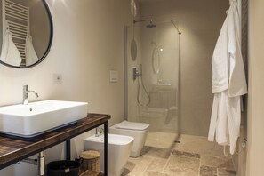 Habitación doble, vista al jardín | Baño | Amenidades de baño gratuitas, secadora de cabello, pantuflas, toallas