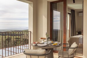 Free daily local cuisine breakfast 