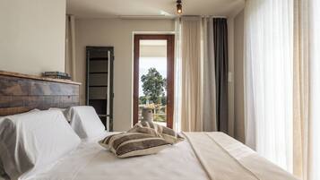 Habitación doble, vista parcial al mar | Ropa de cama de alta calidad, camas con efecto memoria y escritorio