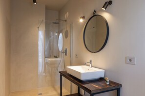 Chambre Double, vue jardin | Salle de bain | Articles de toilette gratuits, sèche-cheveux, chaussons